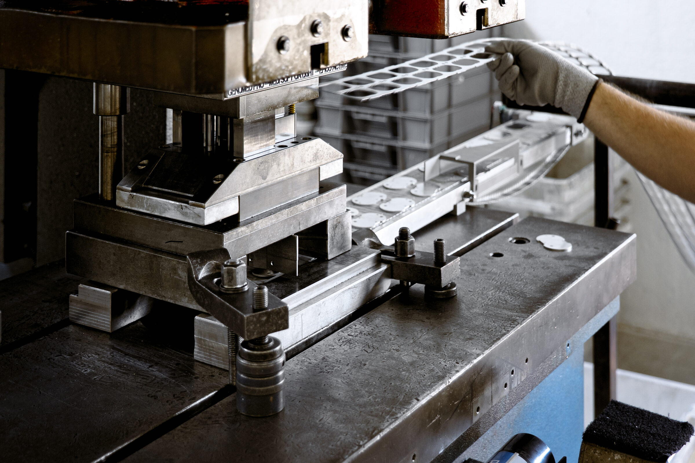 Assembly line with dedicated tooling and metal components