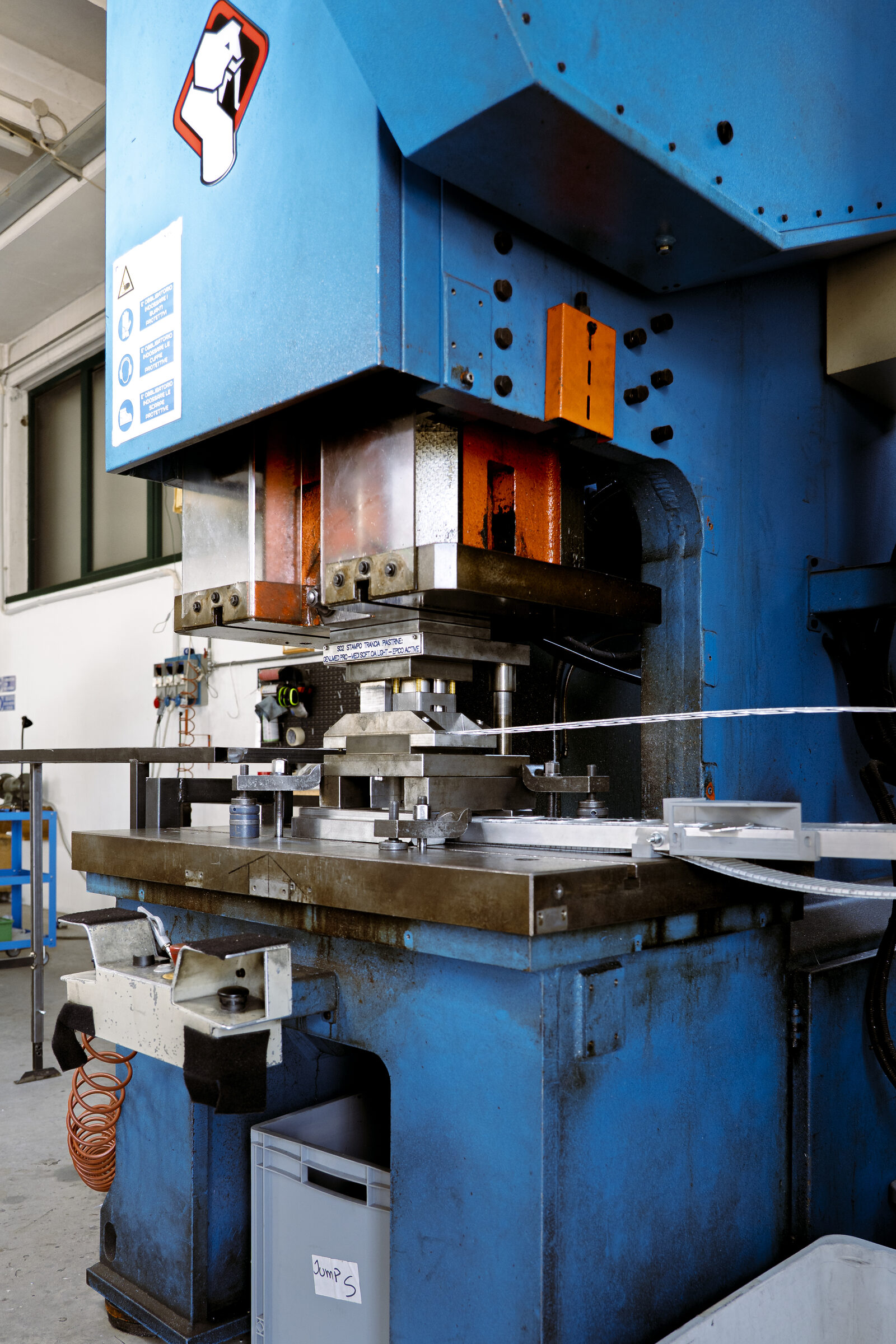 Set of dies for mechanical stamping